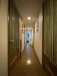 [内装] 玄関からリビングまでに水回りや洋室をつなぐ廊下。