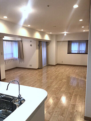 窓が多く、採光...