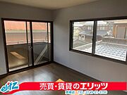 ２面採光のため、たっぷり光が取り込める明るいお部屋です。