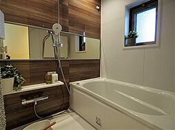 [風呂] お部屋は2階で窓の多い角住戸、風通しがよく、バルコニーに面した浴室にも窓があります。