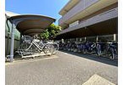 [設備] 広々とした駐輪場は、自転車の出し入れがスムーズに行えます。毎日の外出が楽しくなりそうですね。