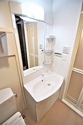 人気のシャワー付き洗面化粧台です。身だしなみを整える際に便利です。