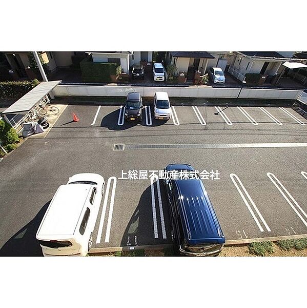 画像2:駐車場は敷地内にご用意しております