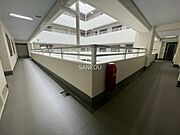 共用廊下も綺麗に整備されており、行き届いた管理体制をうかがわせます
