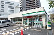 ファミリーマート箕面繊維団地店 240m