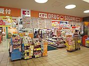 ドラッグセガミ阪急三国店 614m