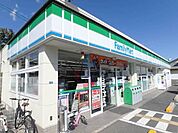 ファミリーマート豊中旭丘店 429m