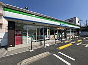 ファミリーマート豊中岡町北店 201m