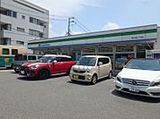 ファミリーマート豊中本町一丁目店 261m