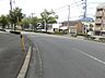 周辺：しっかりと歩道があるので徒歩でも安心♪