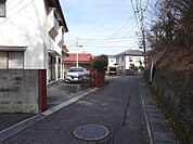 静かな前面道路です。