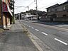 周辺：しっかりと歩道のある前面道路です。