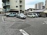 駐車場：エントランス向かい側に駐車場があります♪