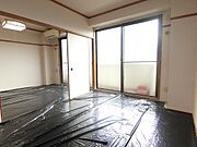 バルコニーに面した明るい和室6帖♪収納付きです！