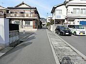 フラットな前面道路でお車での進入も楽にできます。