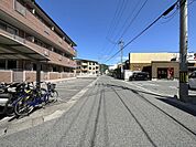 フラットな前面道路でお車での進入も楽にできます♪
