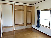 お洋服をかけて収納できるハンガーパイプ付きのクローゼット♪