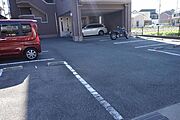 綺麗に塗装された駐車場♪