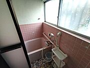 浴室は手すり付きで転倒防止