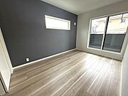 ダークグレーのアクセントクロスを使い、落ち着いた6.5帖洋室です。ご夫婦の寝室にお勧め♪