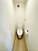 トイレ：清潔感あふれる白い空間のトイレはウォシュレット付き♪木目調の床が温かみをプラスしています。
