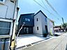 外観：アシンメトリーな屋根のラインがおしゃれな外観。立体的で動きのあるシャープなシルエットです。