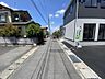 周辺：交通量の少なく、静かな前面道路です。小学校まで徒歩5分でお子様も通学しやすい立地。