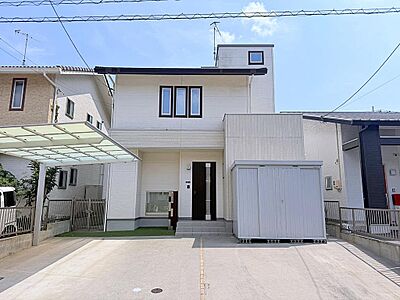 外観:カーポート付きの駐車場は、4台駐車可能です。 外観:カーポート付きの駐車場は、4台駐車可能です。