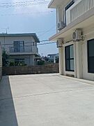 建物左側は最大6台駐車可能