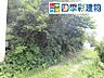 前面道路は舗装されていない私道のため、周辺は穏やかな住環境となっています。
