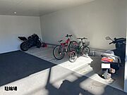 マンション敷地内に駐輪場・バイク置き場を設置。自転車やバイクをお持ちの方にも便利な共用設備です。