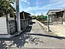 その他：【前面道路含む現地写真】北側接道　西向きに撮影　幅員が約2.5mで広い道ではありませんが、隅切りがあるので通行しやすいくなっています。