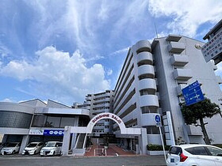 堅牢なSRC造10階建ての佇まいは、安心感と落ち着きを兼ね備えています。管理の行き届いたエントランスが住む人を優しく迎え、良好な住環境を象徴。