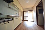 広々キッチン、収納棚も充実