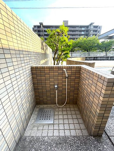 ペットも一緒に暮らせるマンションです(細則あり)。ペット専用の足洗い場もあります。