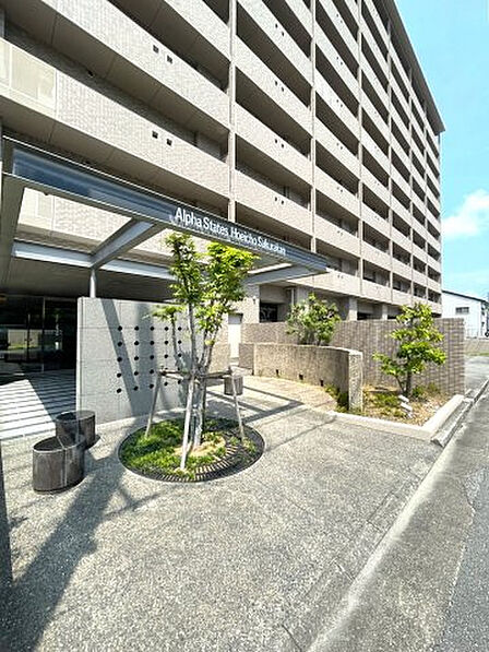 エントランス入り口付近。植栽があり、丁寧に管理されています。