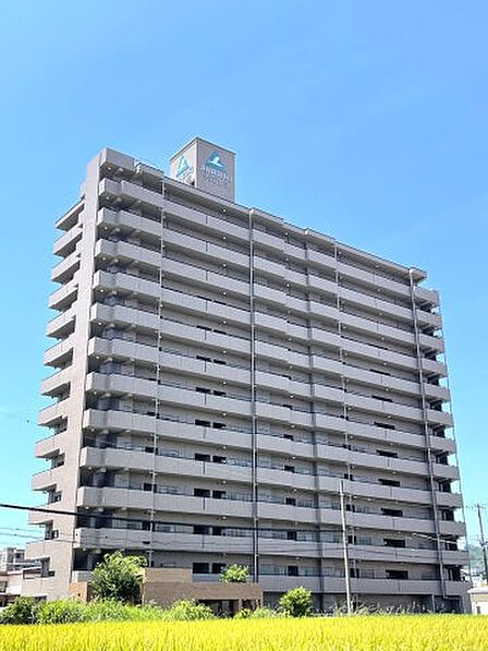 スーパーやドラッグストア、飲食店が徒歩圏内の便利な立地にあるマンションです。