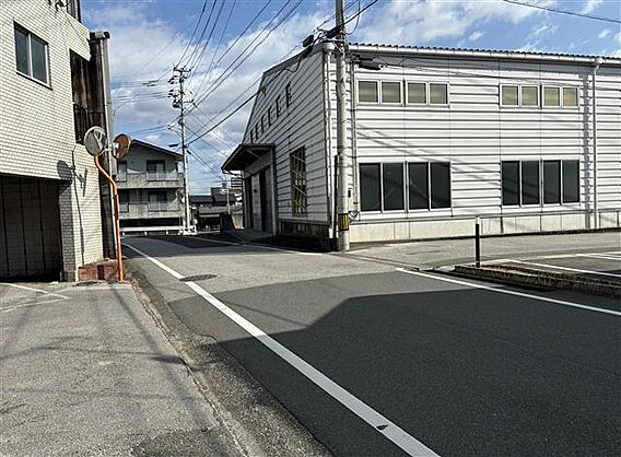 東側　前面道路...