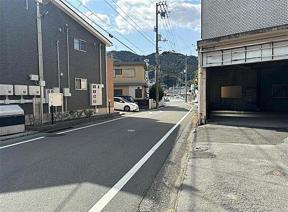 東側　前面道路...