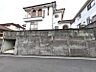 外観：道路から一段高い開放的な立地で、視線も気にならず寛げます