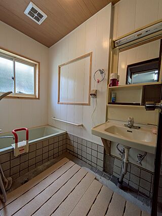 1階の部屋の浴...