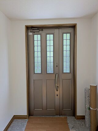 2階手前側の玄...