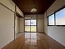 室内：洋5.2帖の洋間。二面採光のお部屋です。