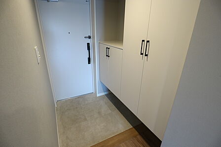 シンプルスッキリモノトーンな玄関