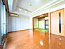 リビング/ダイニング：柔らかな光が差し込むリビングは和室と隣接しており、開放感のある空間でゆったり寛げます。