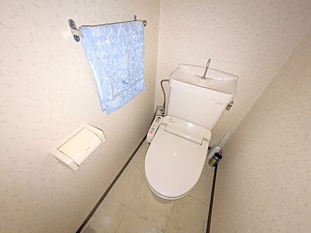 快適に使用できる温水洗浄便座付きのトイレ。上部に手洗い器が付いており、機能的で省スペースです。
