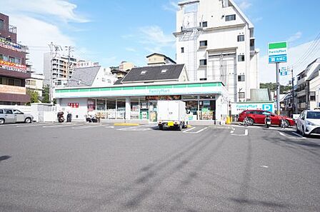 【コンビニエンスストア】ファミリーマート　道後湯之町店まで356ｍ