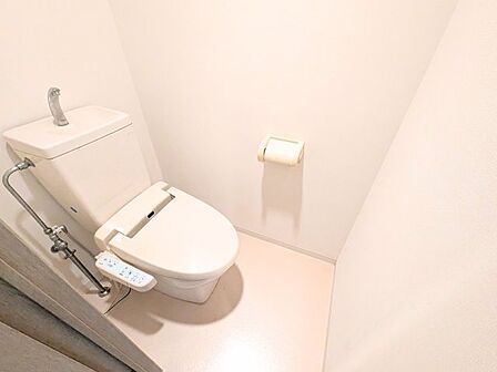 快適に使用できる温水洗浄便座付きのトイレ。白を基調とした内装で爽やかな空間を保ちます。