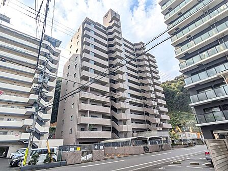 落ち着いた色調のスタイリッシュな外観。周辺は緑豊かで穏やかな住環境が魅力のマンションです。