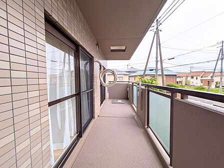 洗濯物を干しやすい奥行きのあるバルコニー。手すり壁が高めでプライベート感も保たれます。